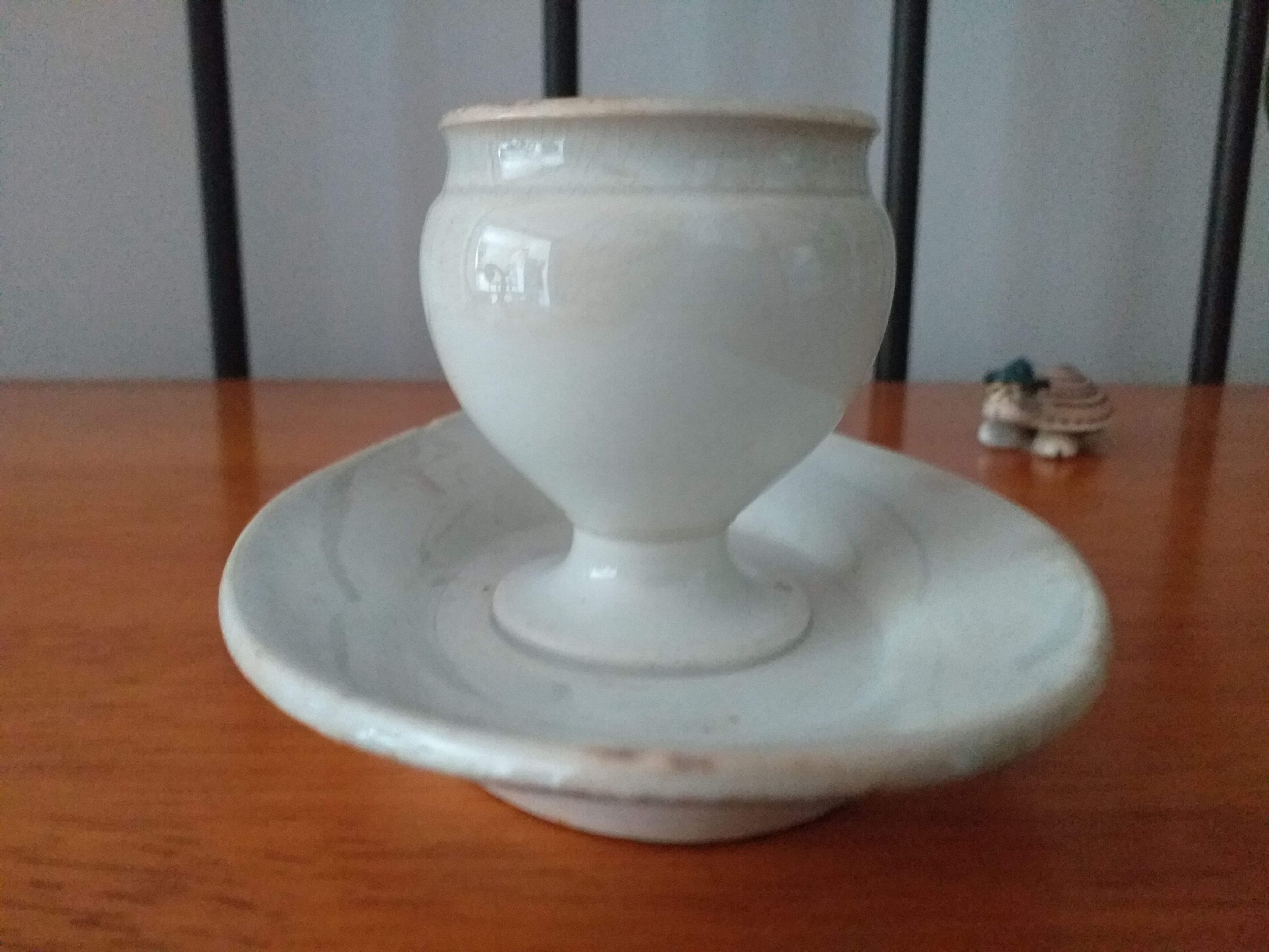 White porcelain coquetier creil et montereau