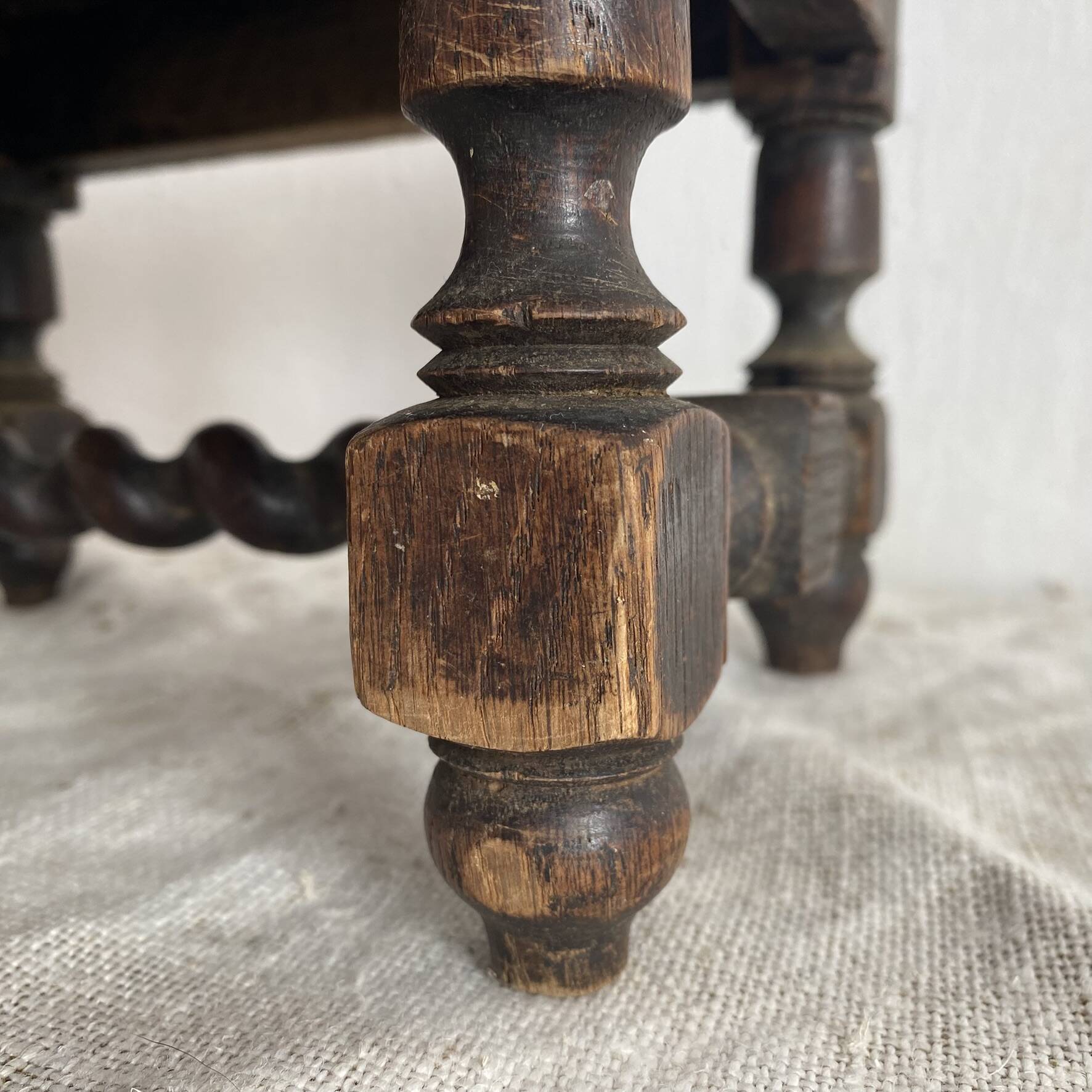 Tabouret bas ancien brodeuse en bois tourné