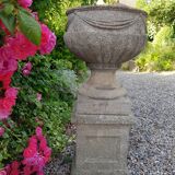 Washbasin on pedestal