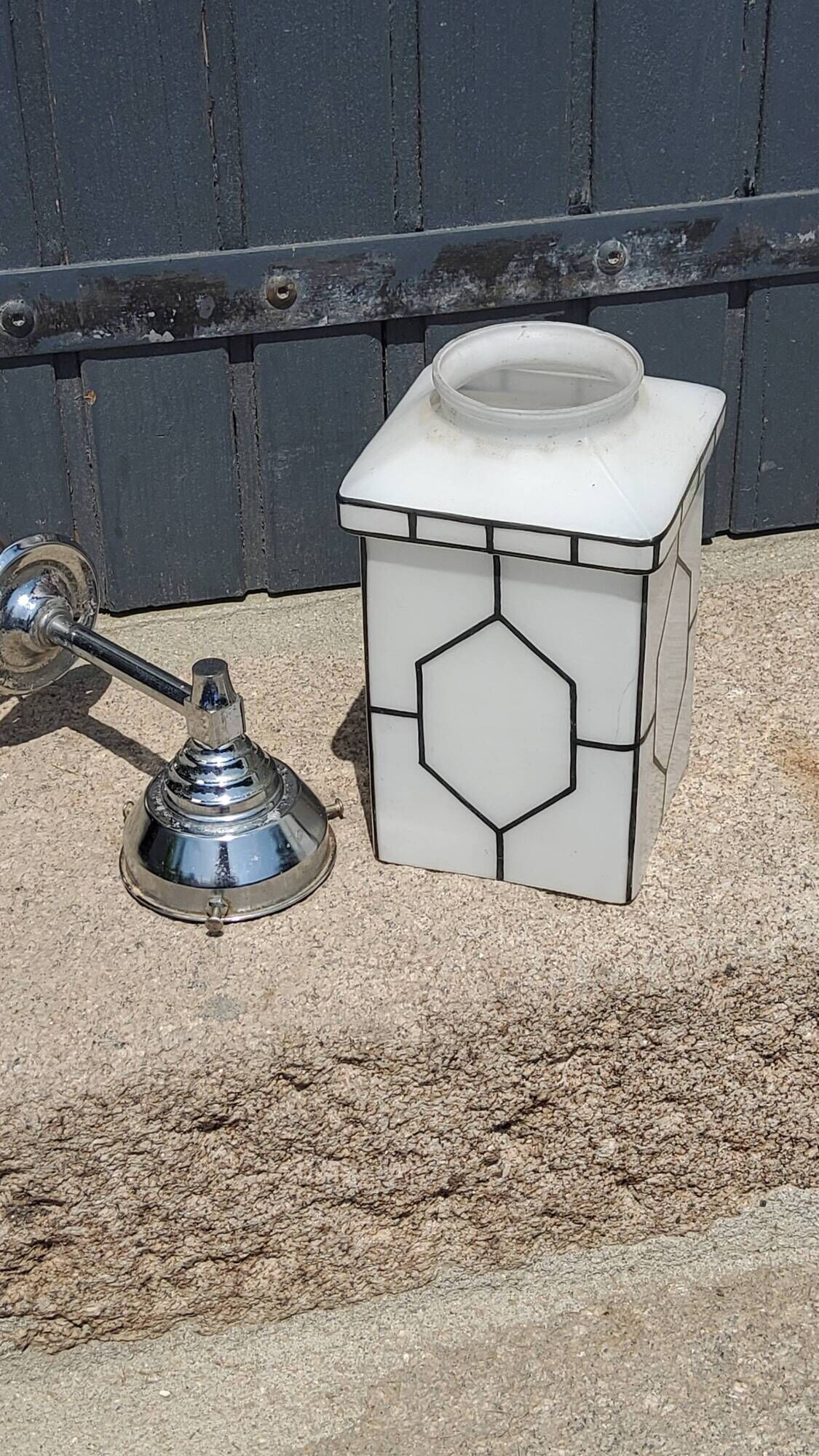 Art deco wall lamp in chromed metal and enamelled opaline glass