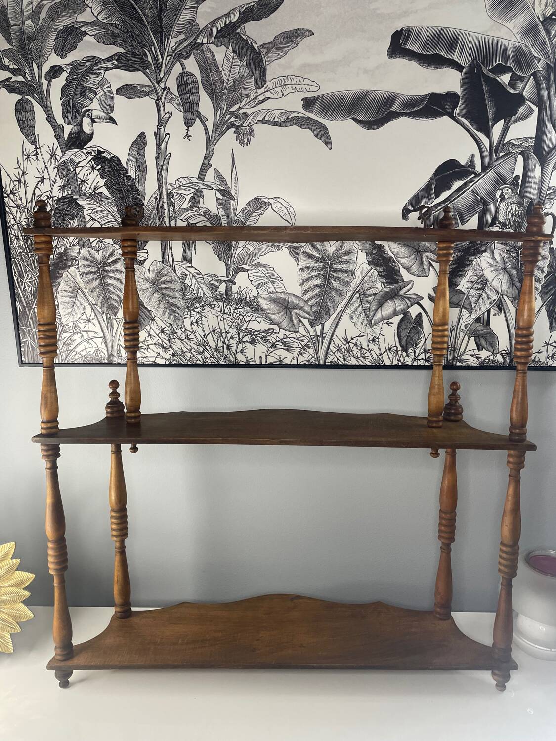 Étagère en bois tourné