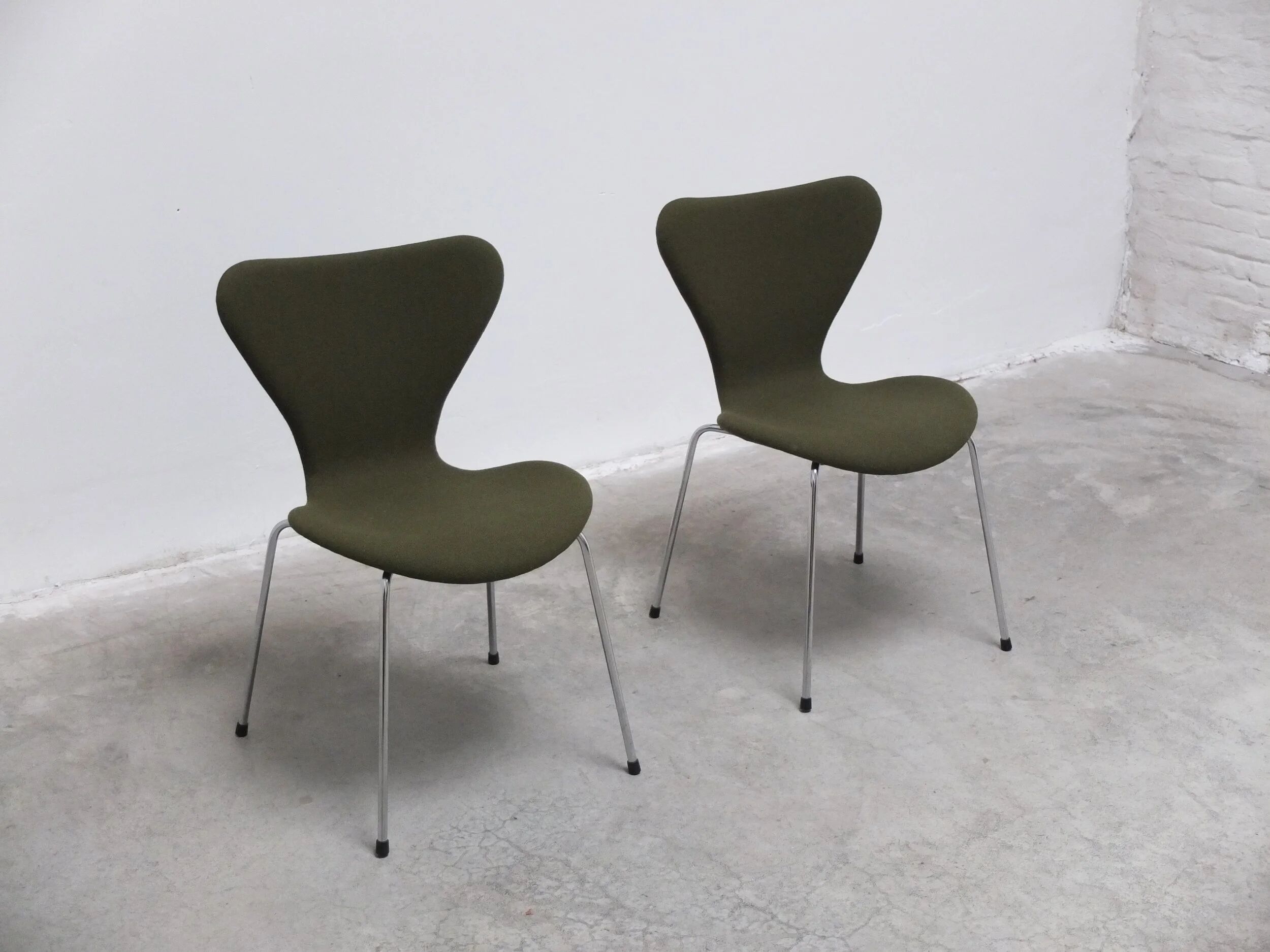 Pair of 'Series 7' chairs in green fabric by Arne Jacobsen for Fritz Hansen, 1980
