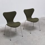 Pair of 'Series 7' chairs in green fabric by Arne Jacobsen for Fritz Hansen, 1980