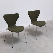 Pair of 'Series 7' chairs in green fabric by Arne Jacobsen for Fritz Hansen, 1980