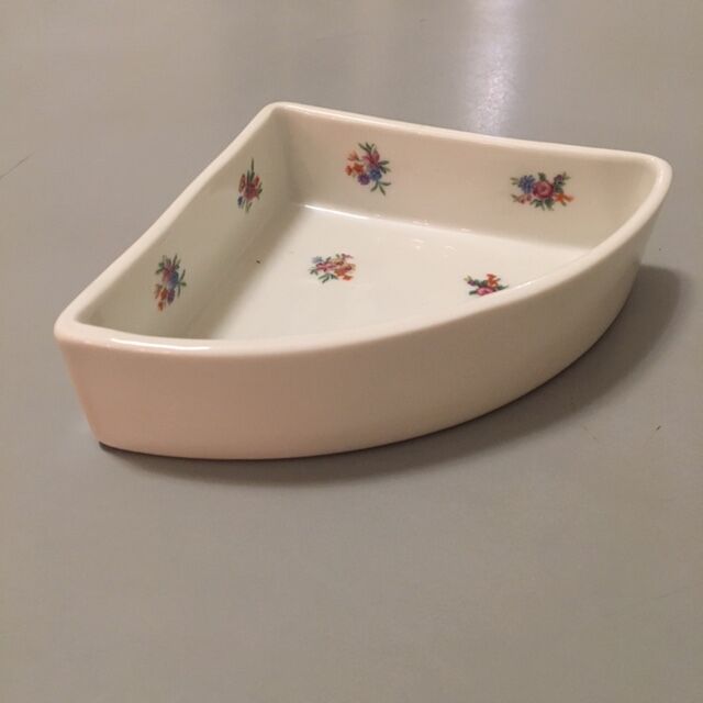 Triangular aperitif cups