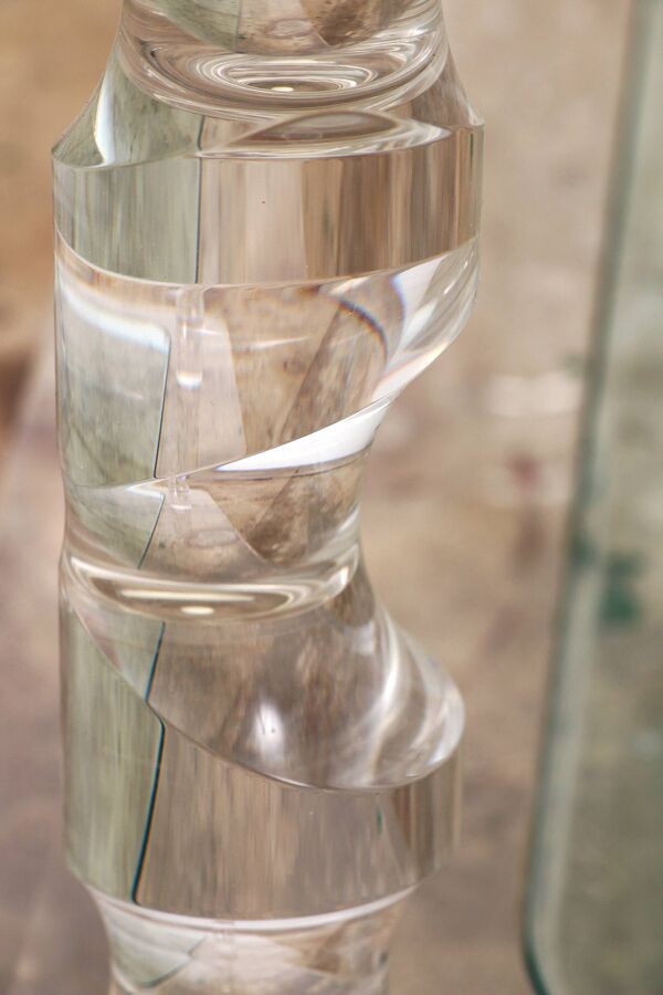 Table basse française Lucite et verre Maison Roméo, années 1970