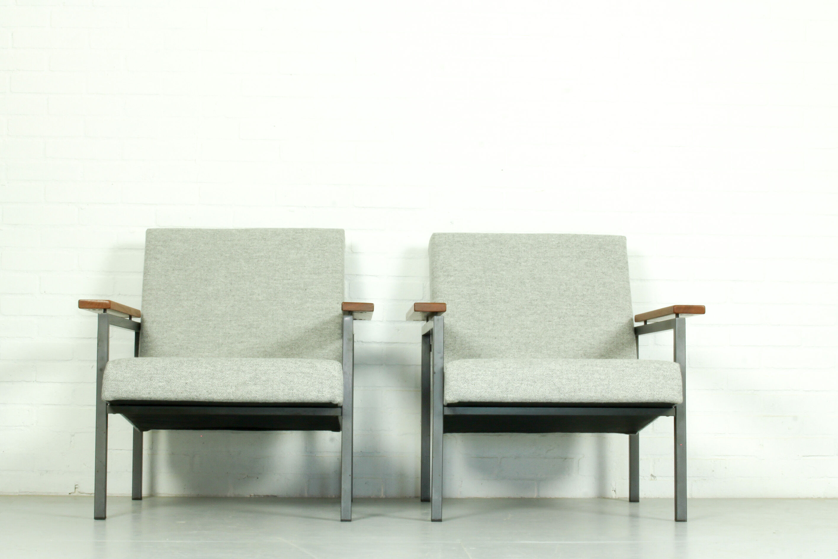Méridienne Rob Parry et chaises longues avec accoudoirs en teck