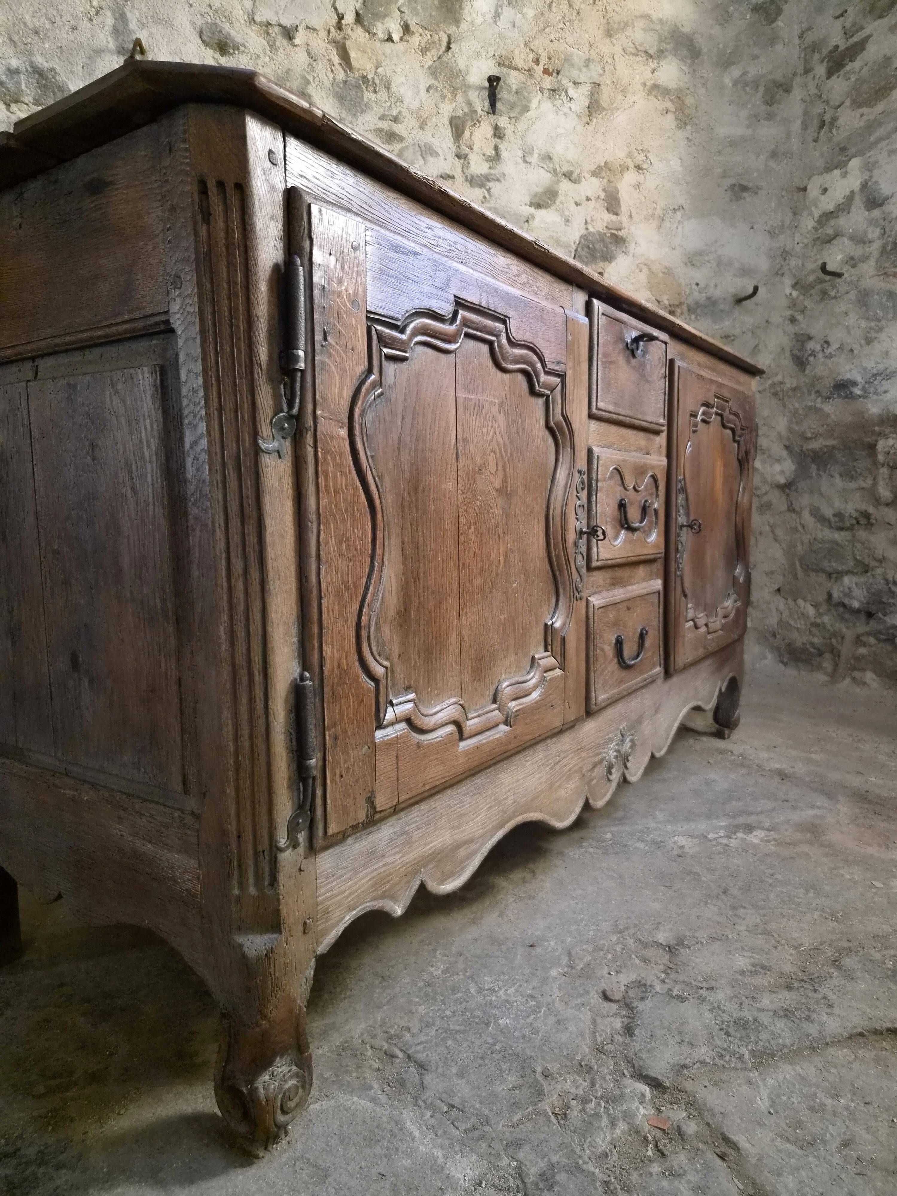 Grand oak buffet from the 18th century, Auvergne