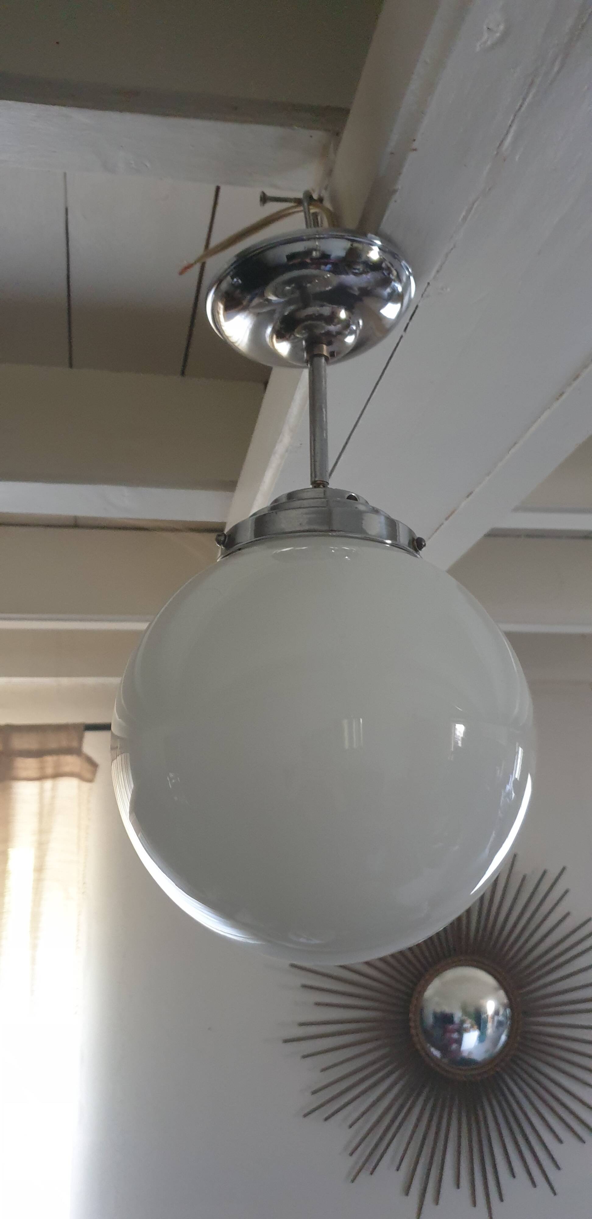 Opaline globe suspension