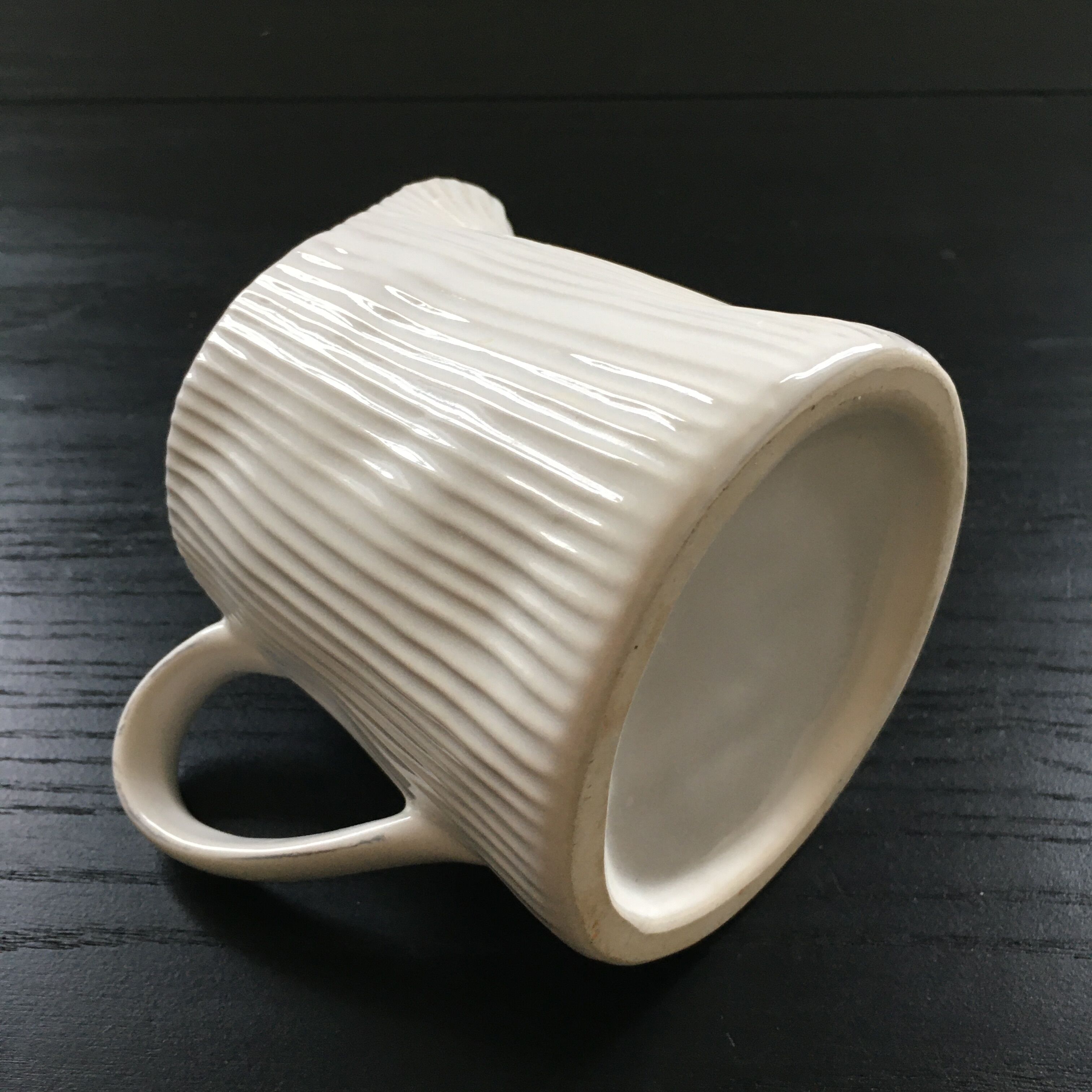 Pichet blanc strié en relief