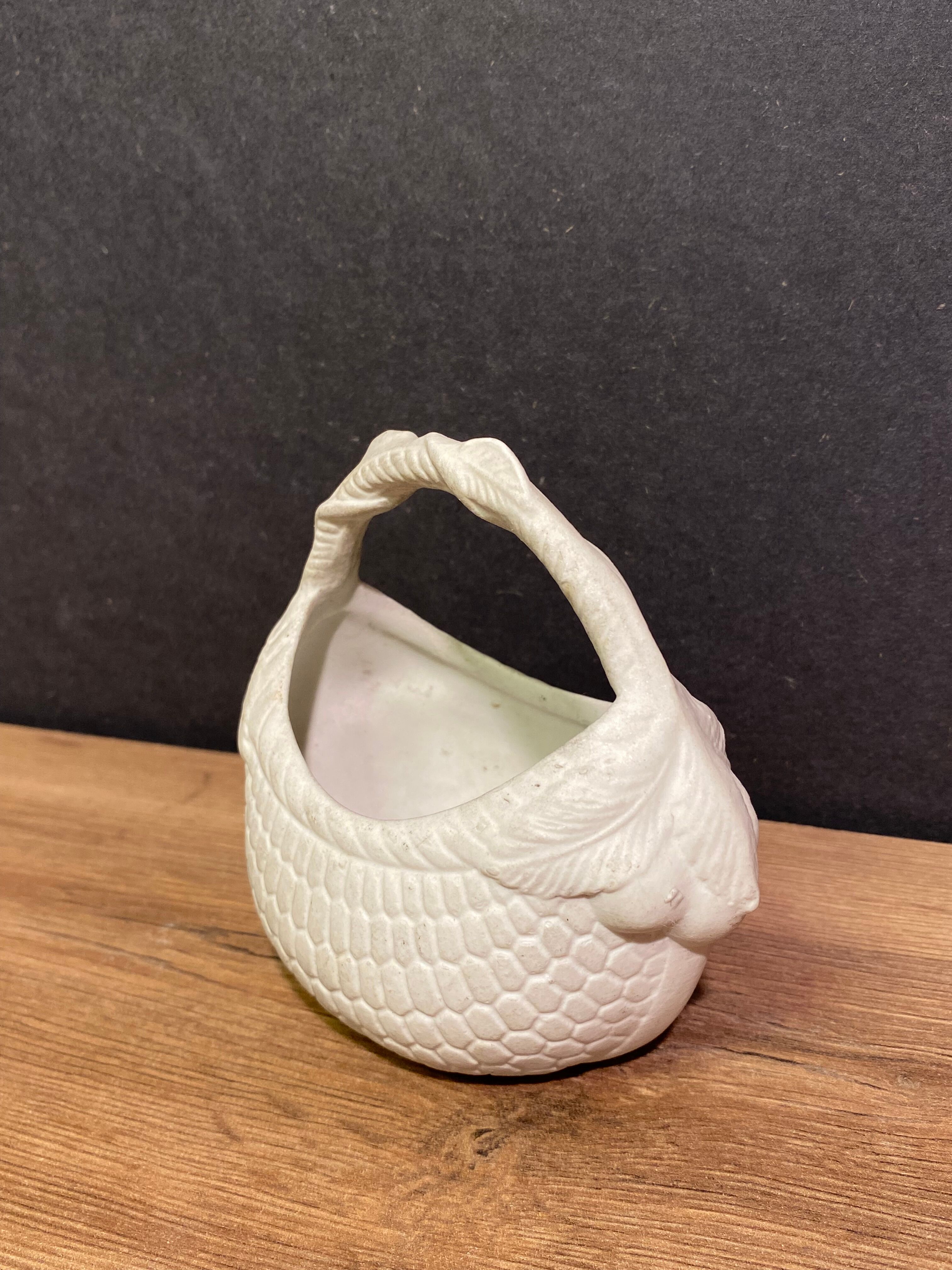 Basket tray-pouch bouquetière in porcelain biscuit