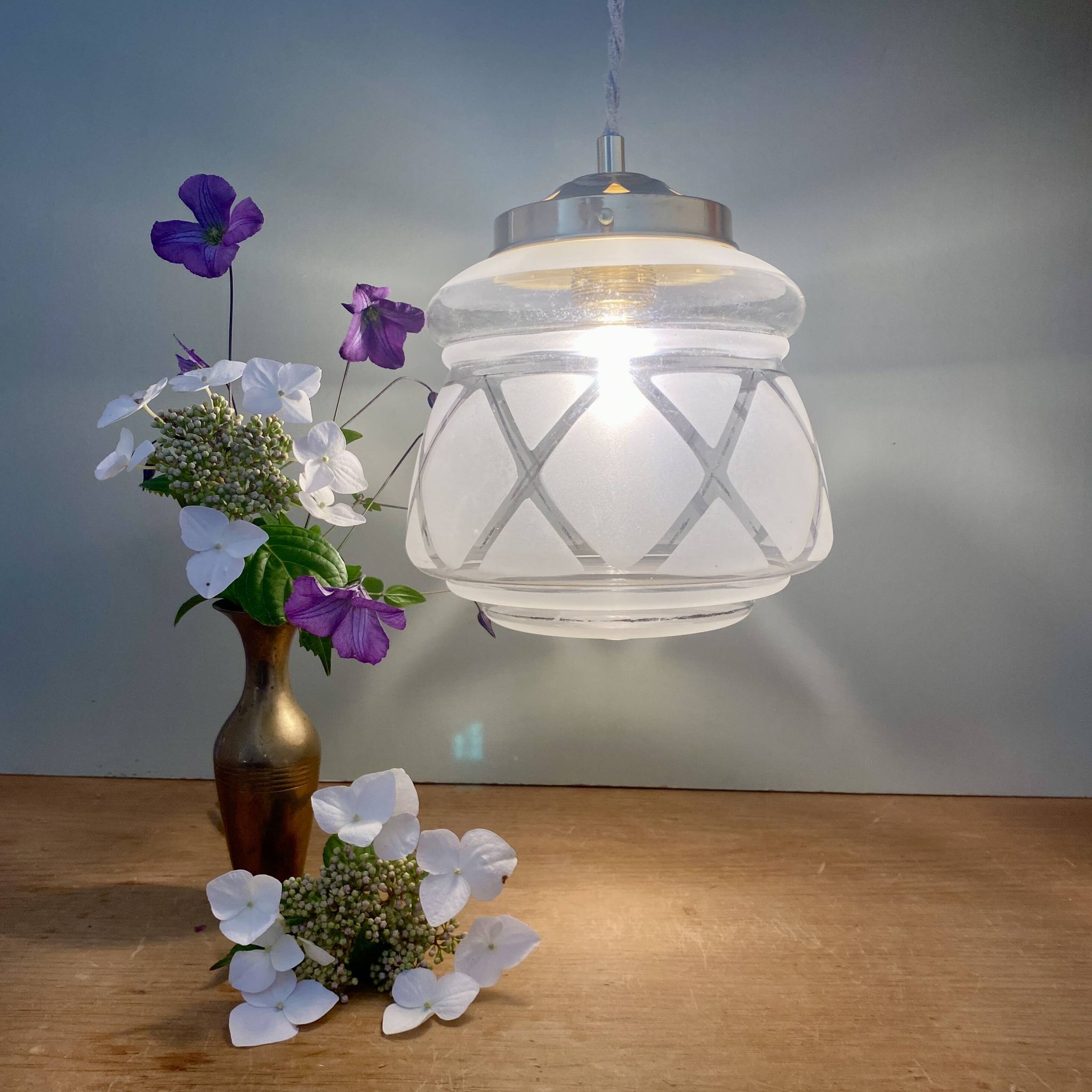 Suspension globe vintage art déco blanc et doré