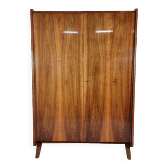 Armoire en noyer de Tatra, années 1960