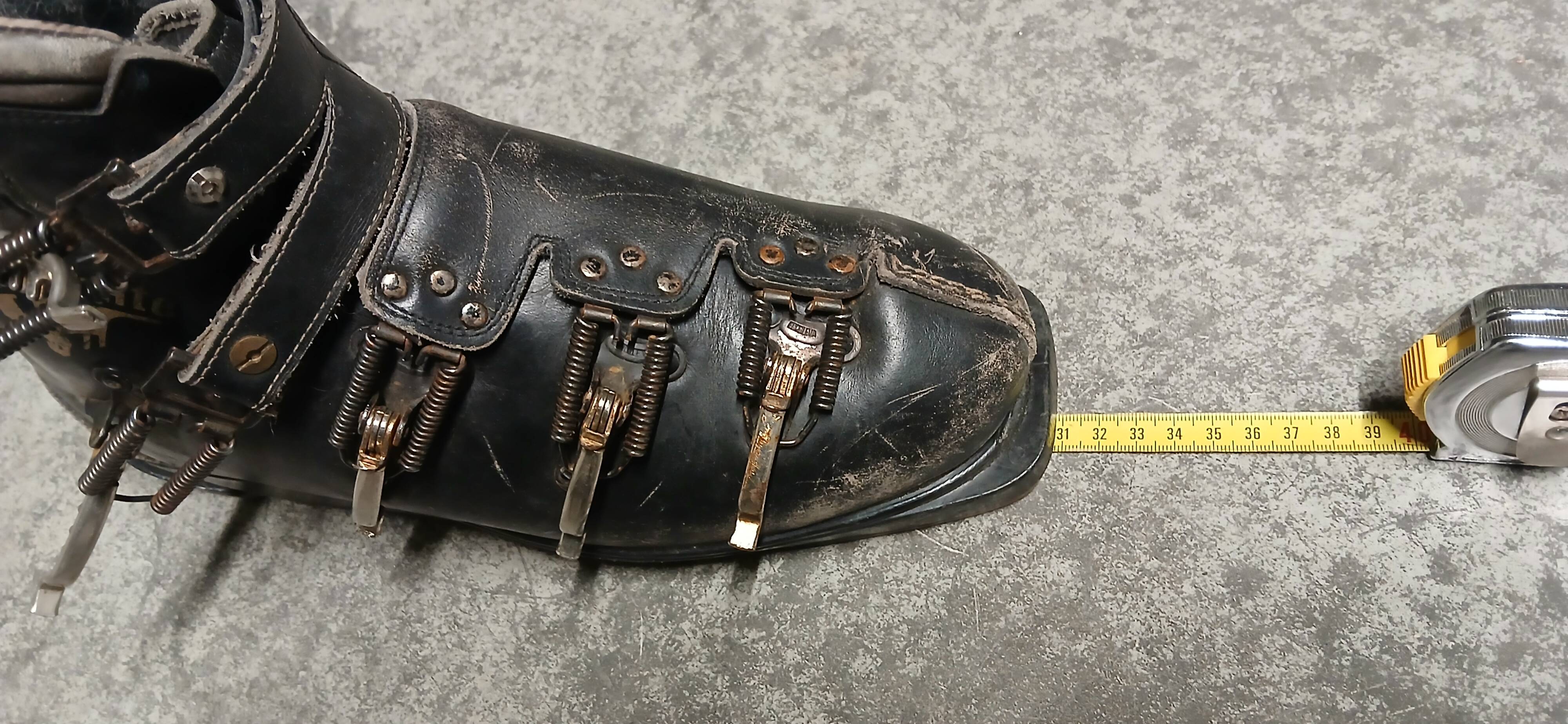 Pair of vintage wooden Skis and their poles + shoes.