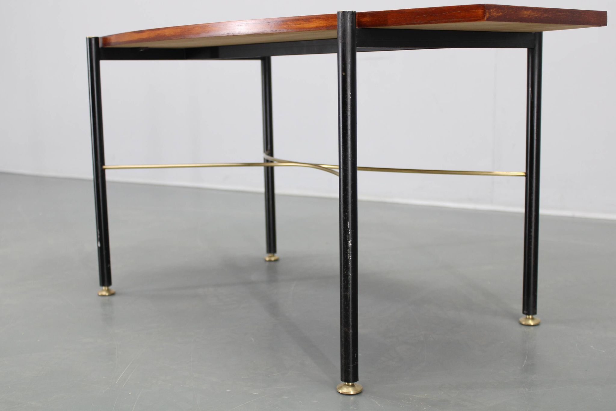 Table basse italienne des années 1970, placage en teck, piètement en métal et laiton