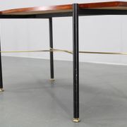 Table basse italienne des années 1970, placage en teck, piètement en métal et laiton