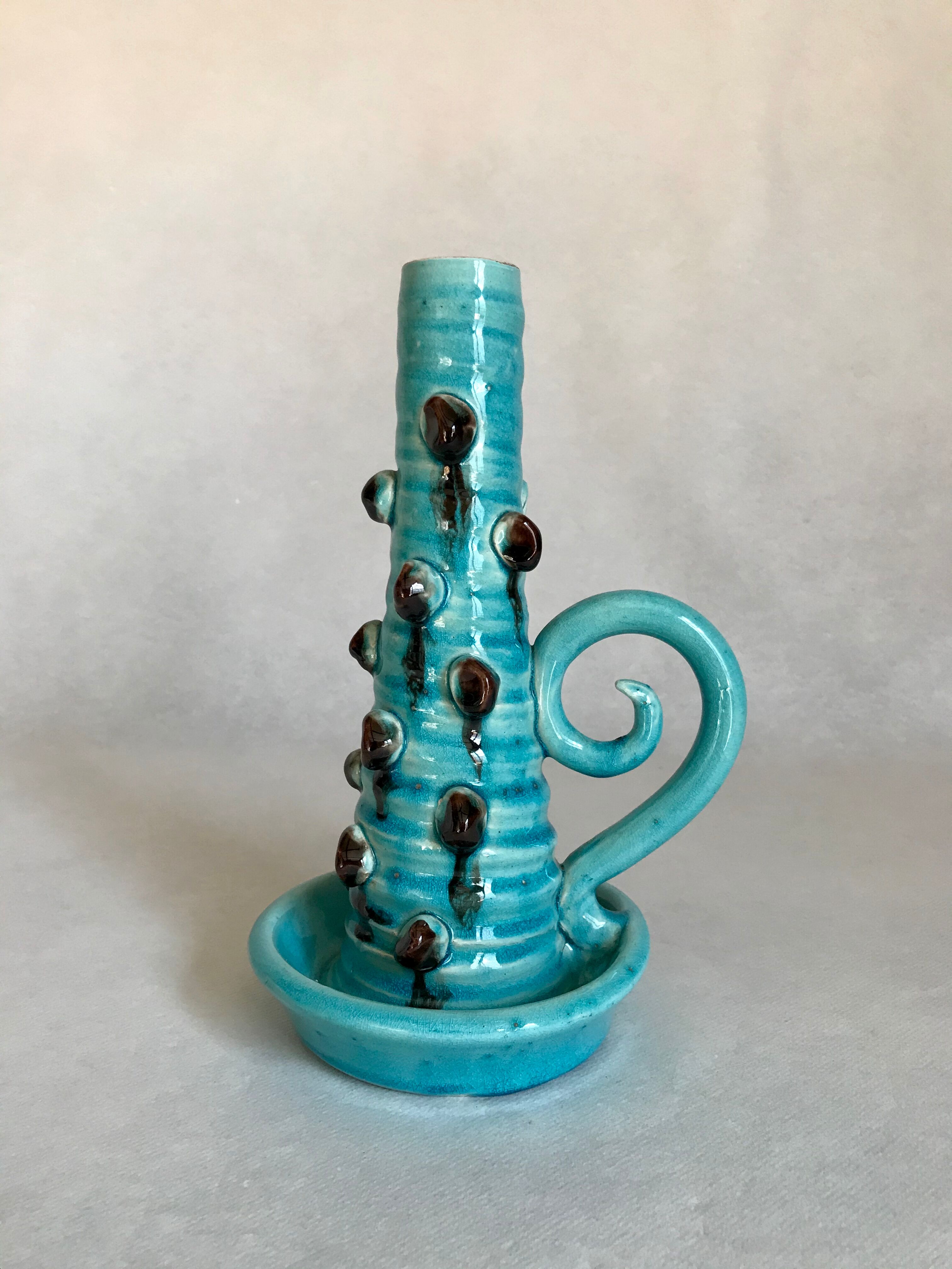 Pied de lampe ou bougeoir Accolay à décor de boules, émail bleu turquoise et brun, vers 1960-1970.