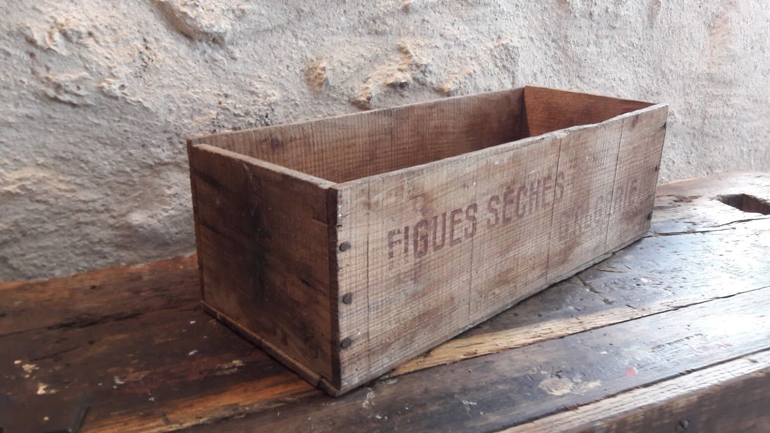 Caisse ancienne en bois pour les figues séches