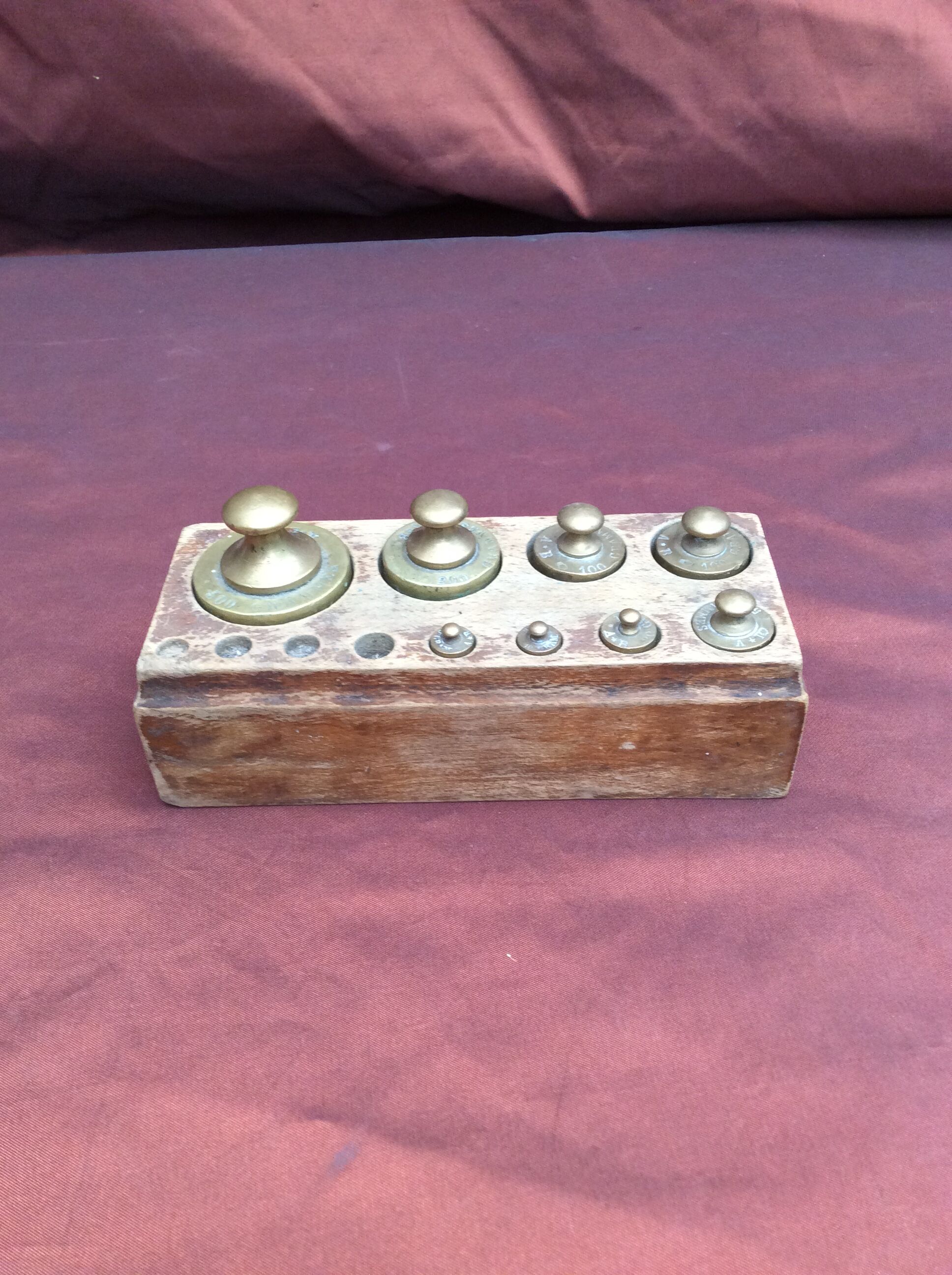 Vintage brass scale weight lacks 4 weights