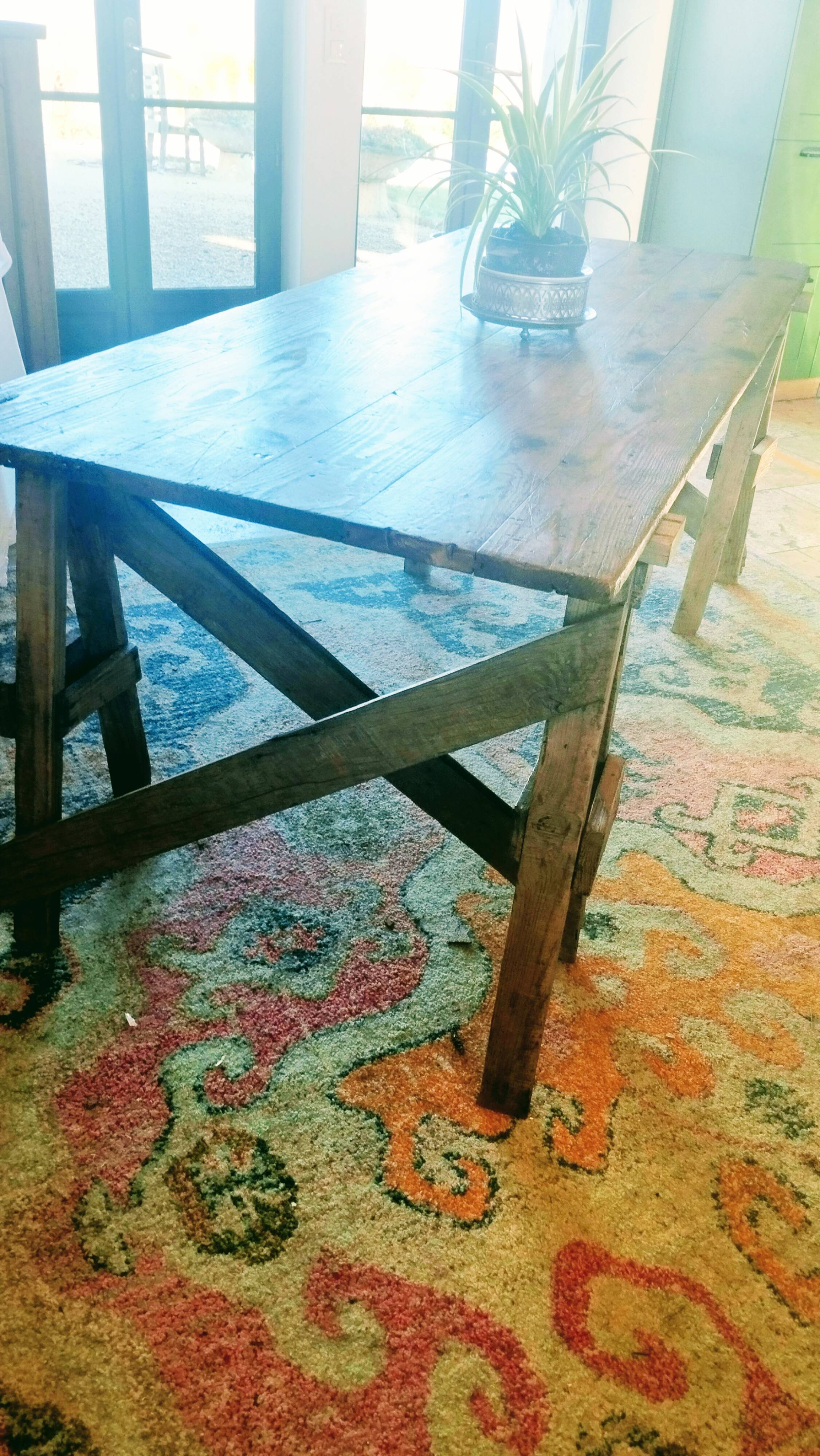 Table de ferme rustique patinée sur de lourds tréteaux