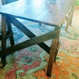 Table de ferme rustique patinée sur de lourds tréteaux