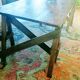 Table de ferme rustique patinée sur de lourds tréteaux