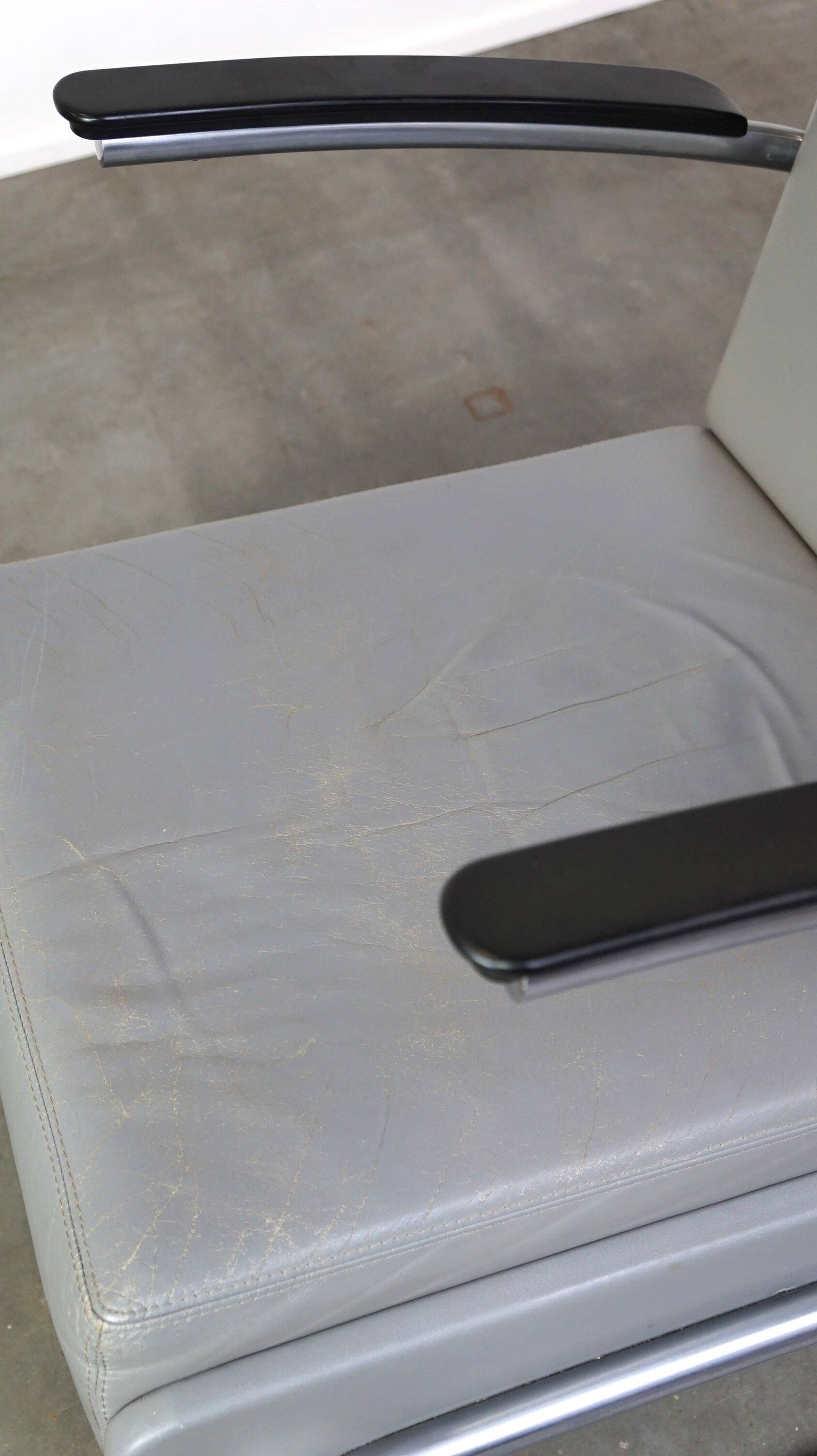 Vintage grey cow leather bauhaus design armchair by Ahrend de Cirkel