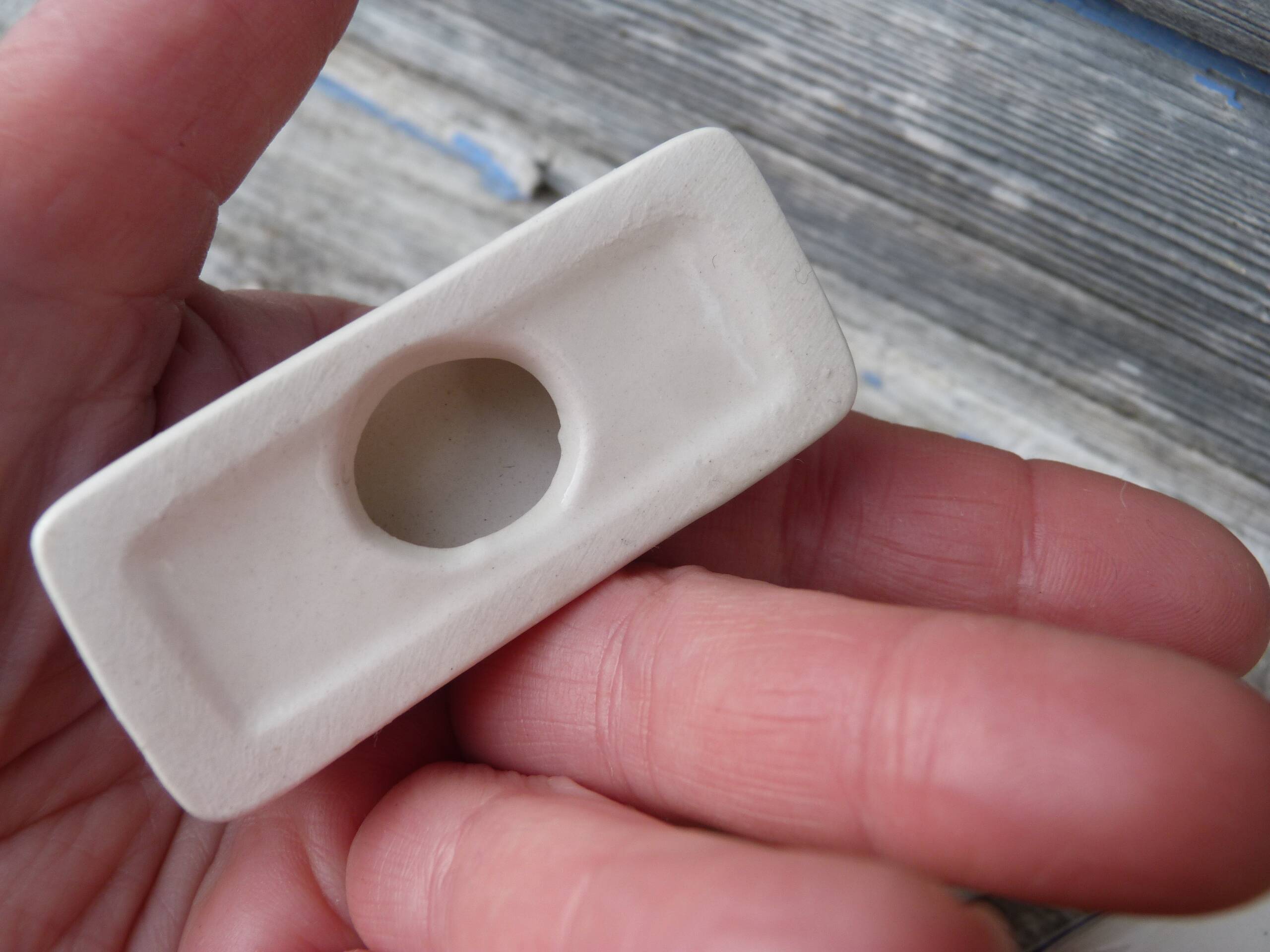 Set of 6 vintage ceramic knife rests in cream and blue.