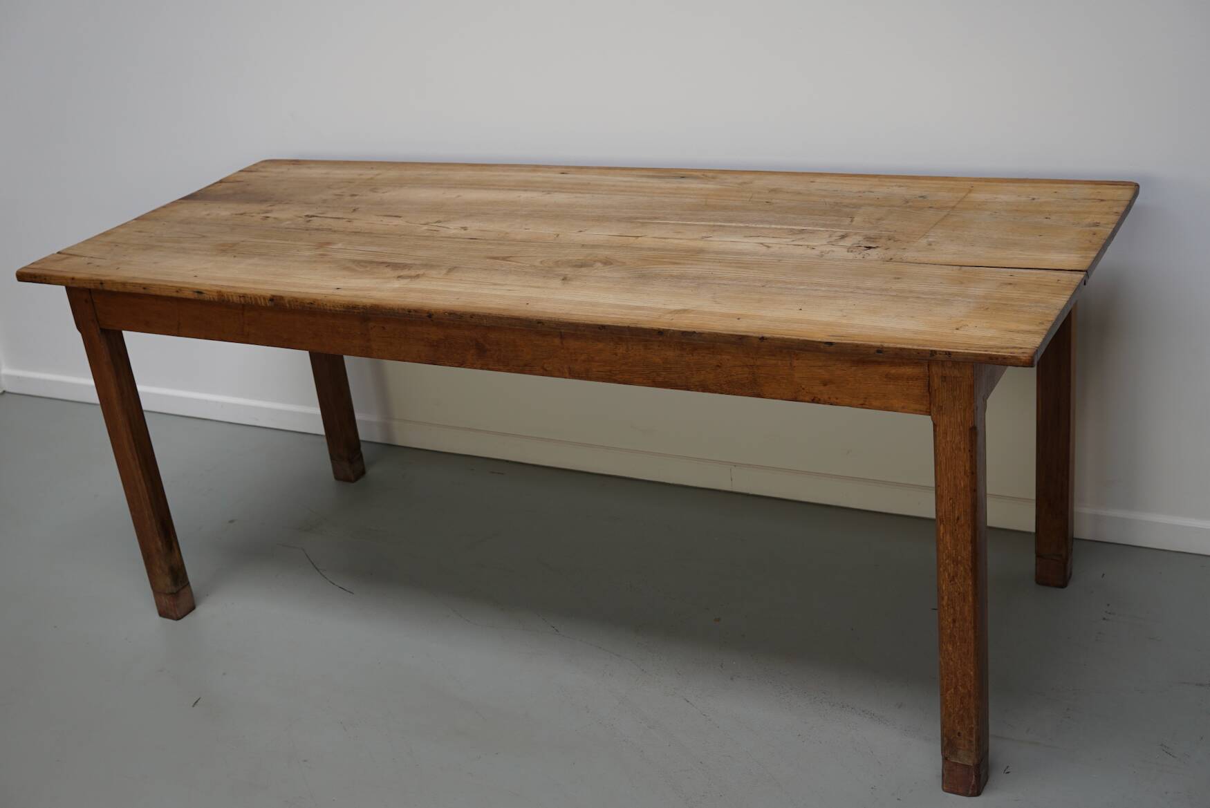 Table à manger rustique en chêne antique du début du 20e siècle.