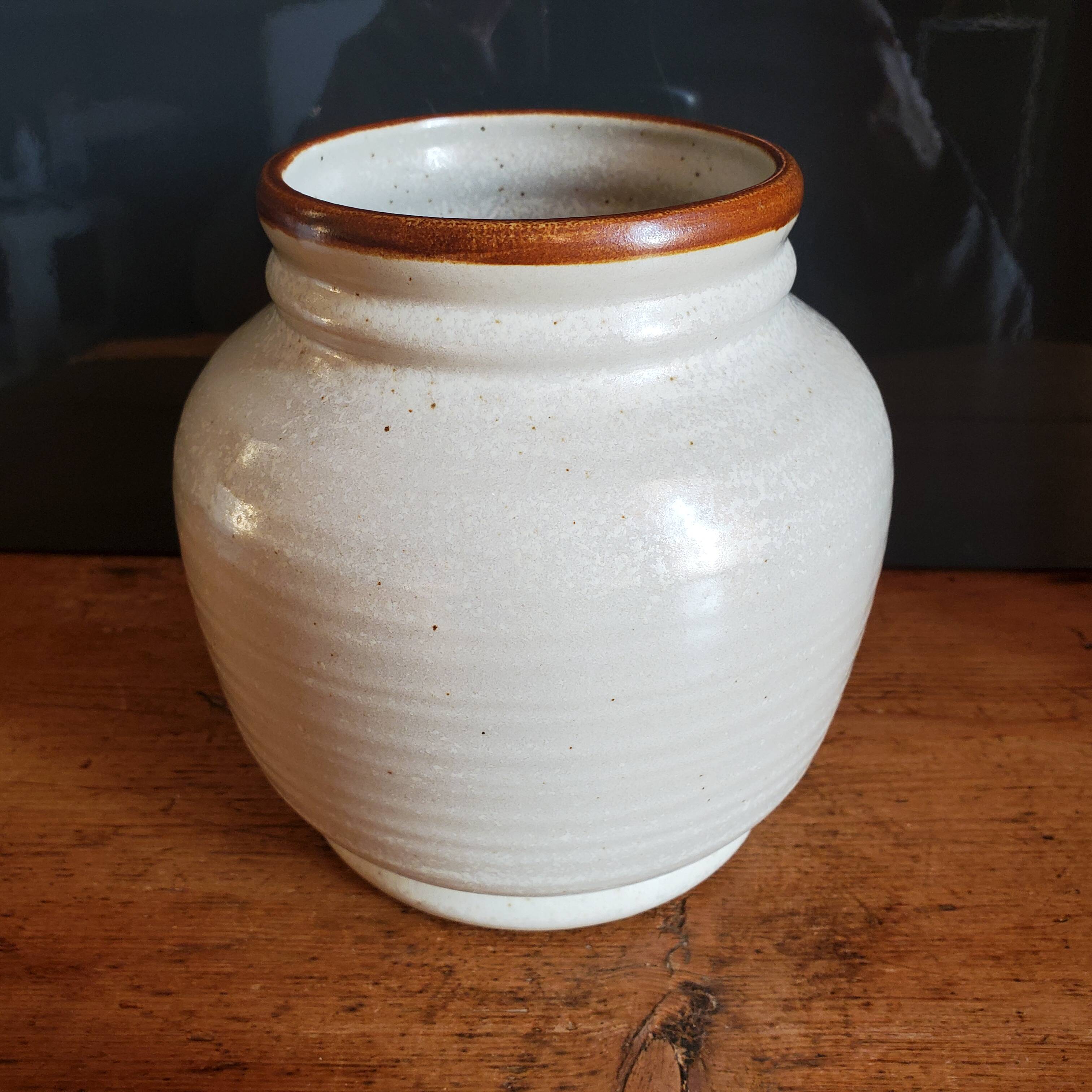 Large capuchin sandstone pot - Salins