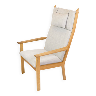 Fauteuil à dossier haut modèle GE284 fabriqué en chêne par Hans J. Wegner pour Getama