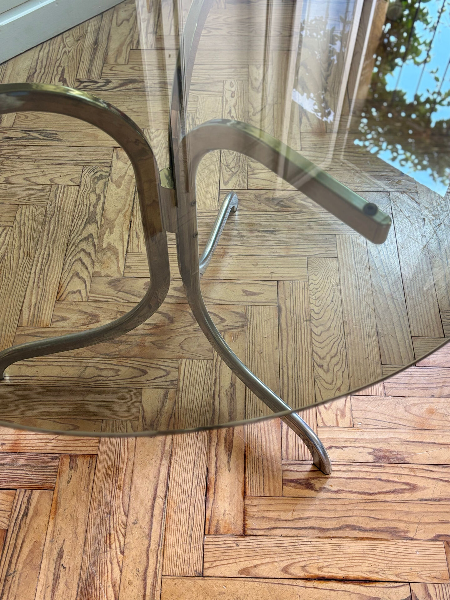 Table ronde en verre fumé et chrome