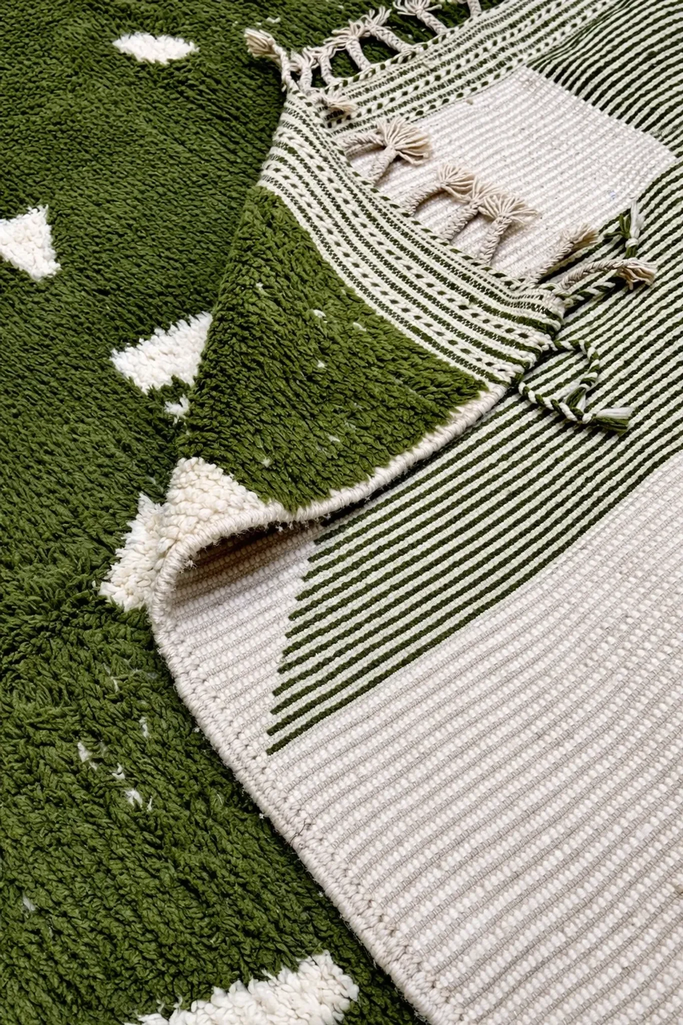 Thick wool Berber rug – abstract olive