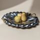 Plateau vintage en acier inoxydable - forme coquillage poli avec détails dorés - Becchetti Design Italie années 1980 - idée cadeau élégante, décoration de table