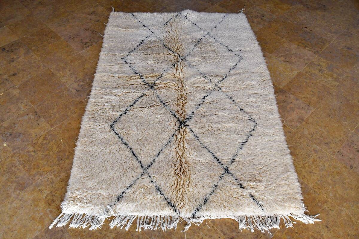 Beni Ouarain Moroccan Berber rug with black diamonds New 210 x 140 cm