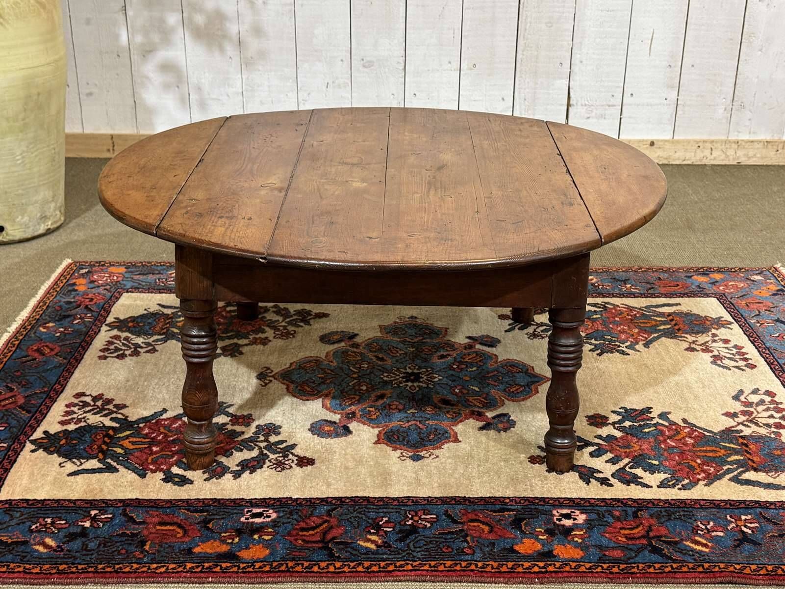 Table basse ovale en sapin début XXème