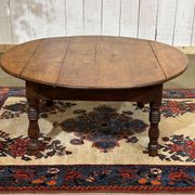 Oval coffee table in fir from the early 20th century.