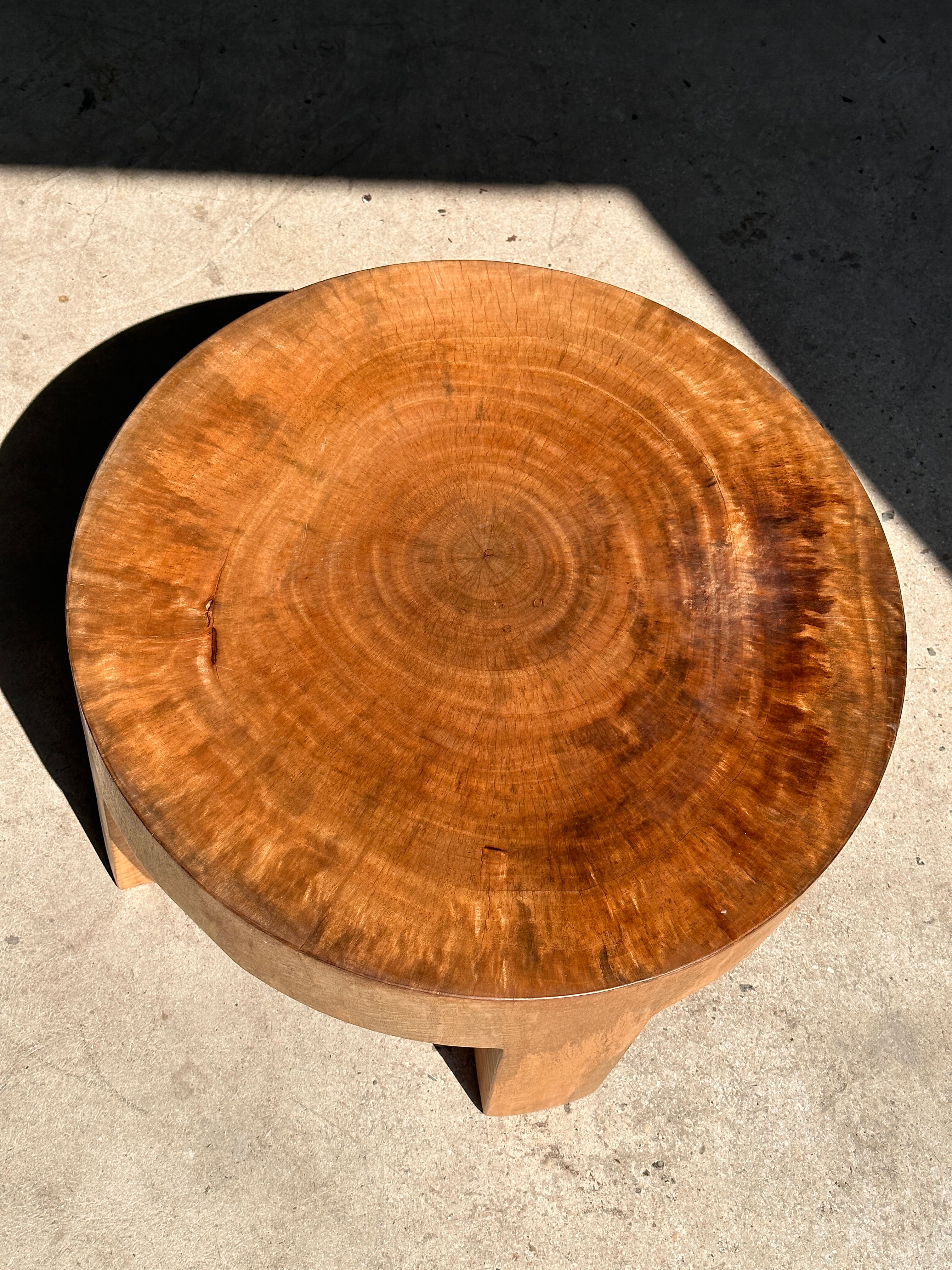 Quadripod coffee table in solid wood monoxyl natural color (dark)