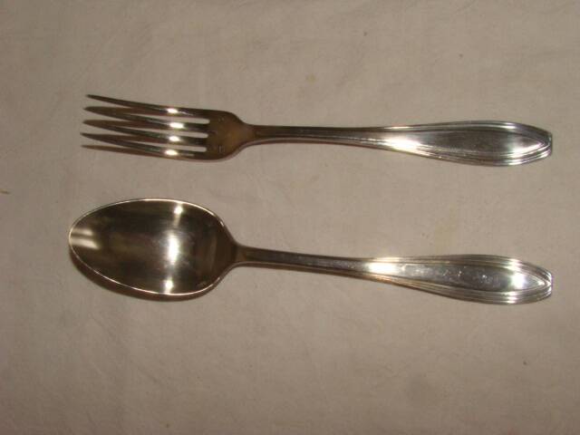 Couverts d'enfant en métal argenté avec écrin