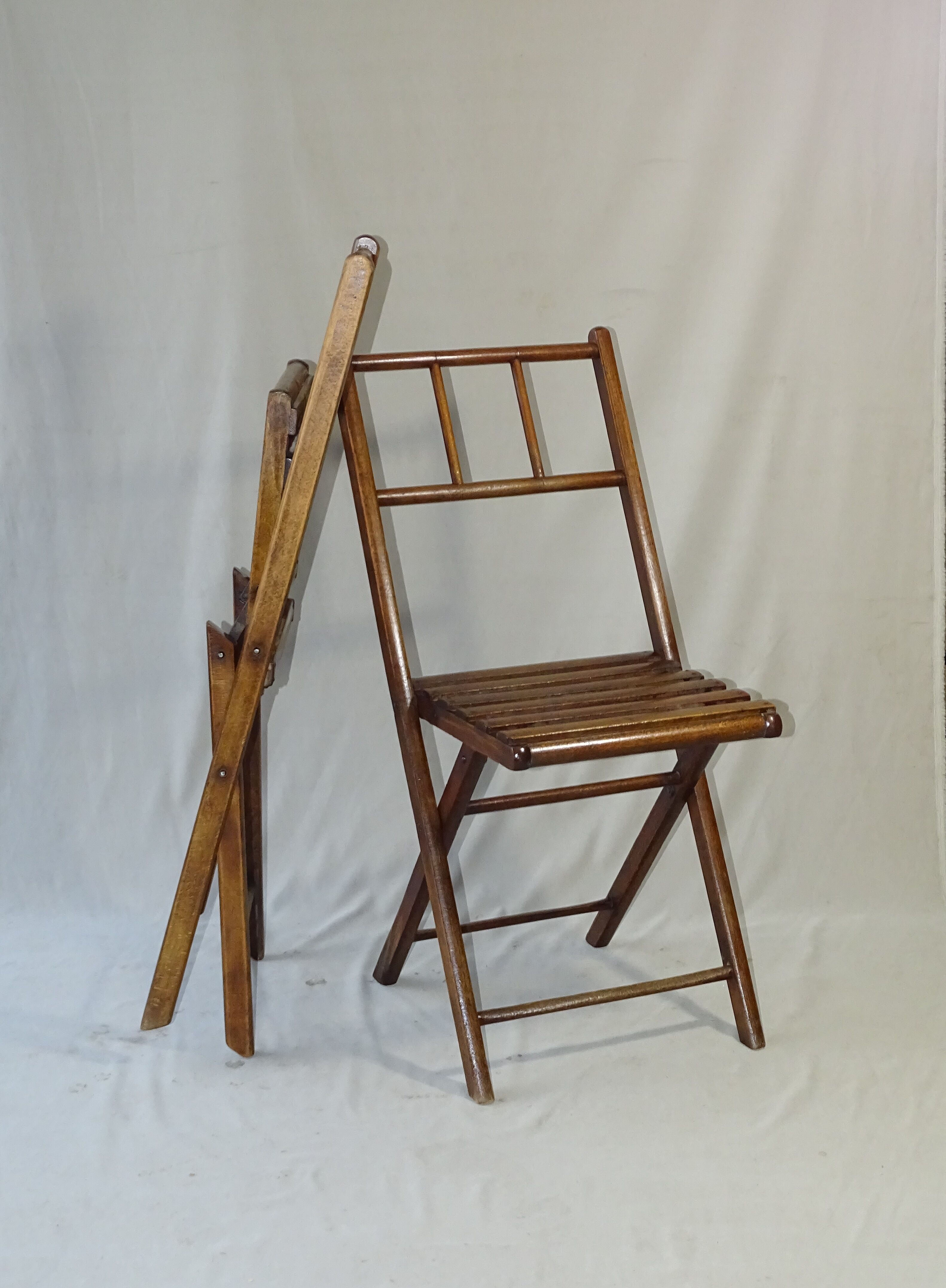 Pair of folding chairs 1950 sitting with blades