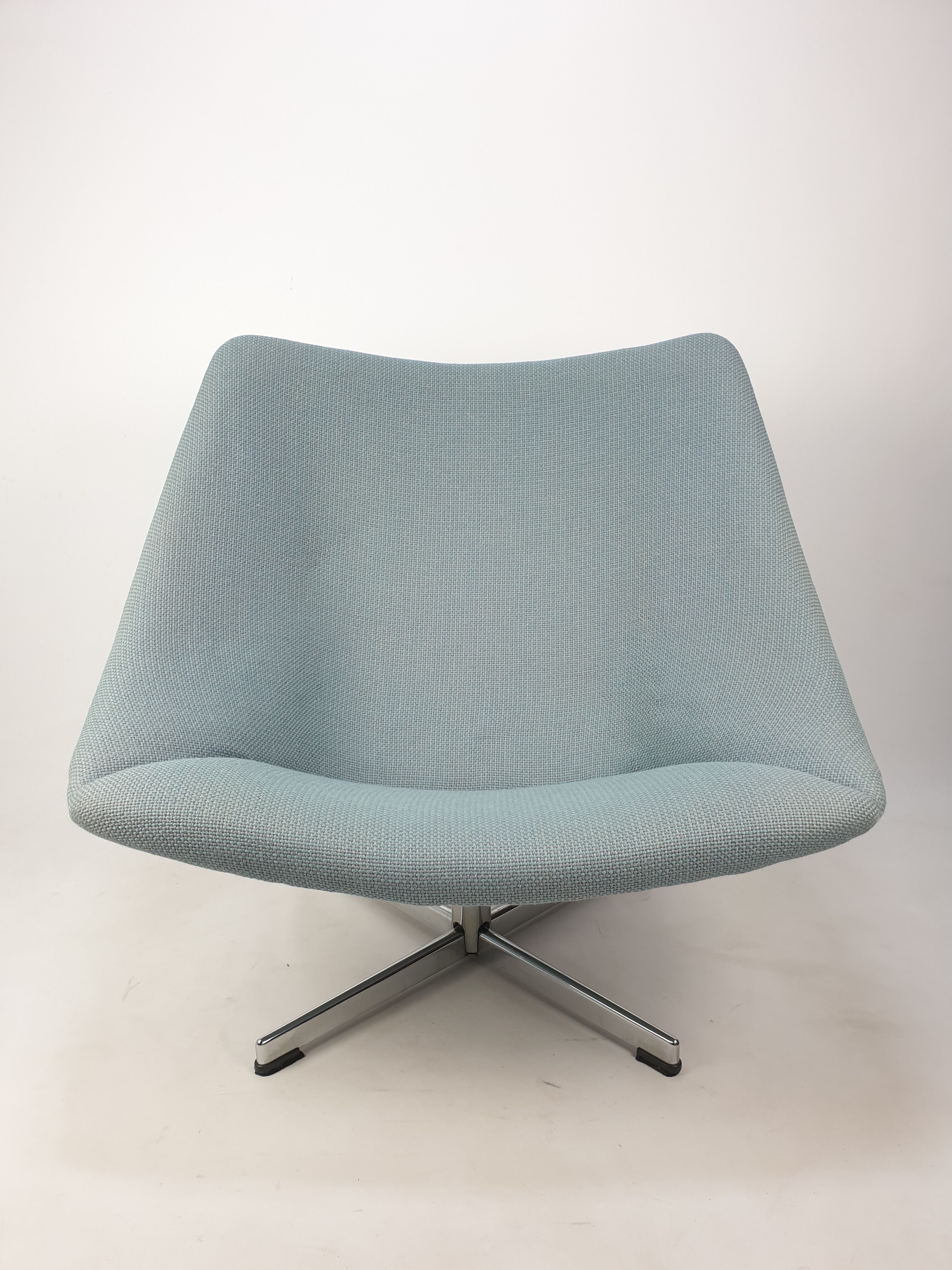 Oyster chair with cross base by Pierre Paulin for Artifort, 1965