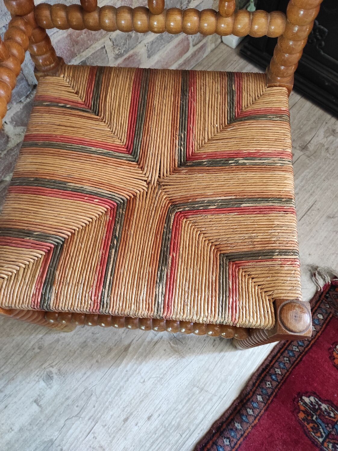 Mulched corner chair and light wood