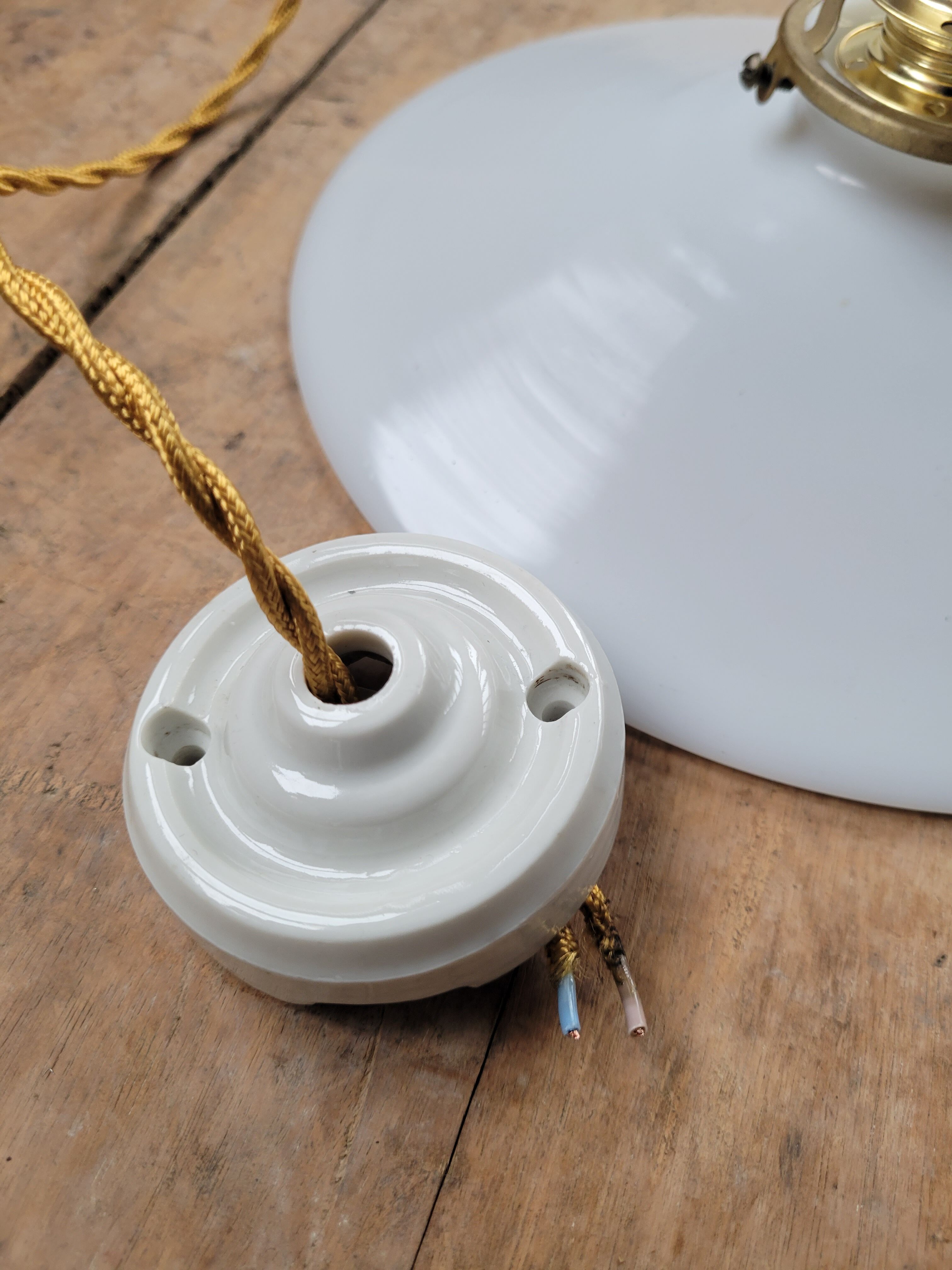 White opaline suspension