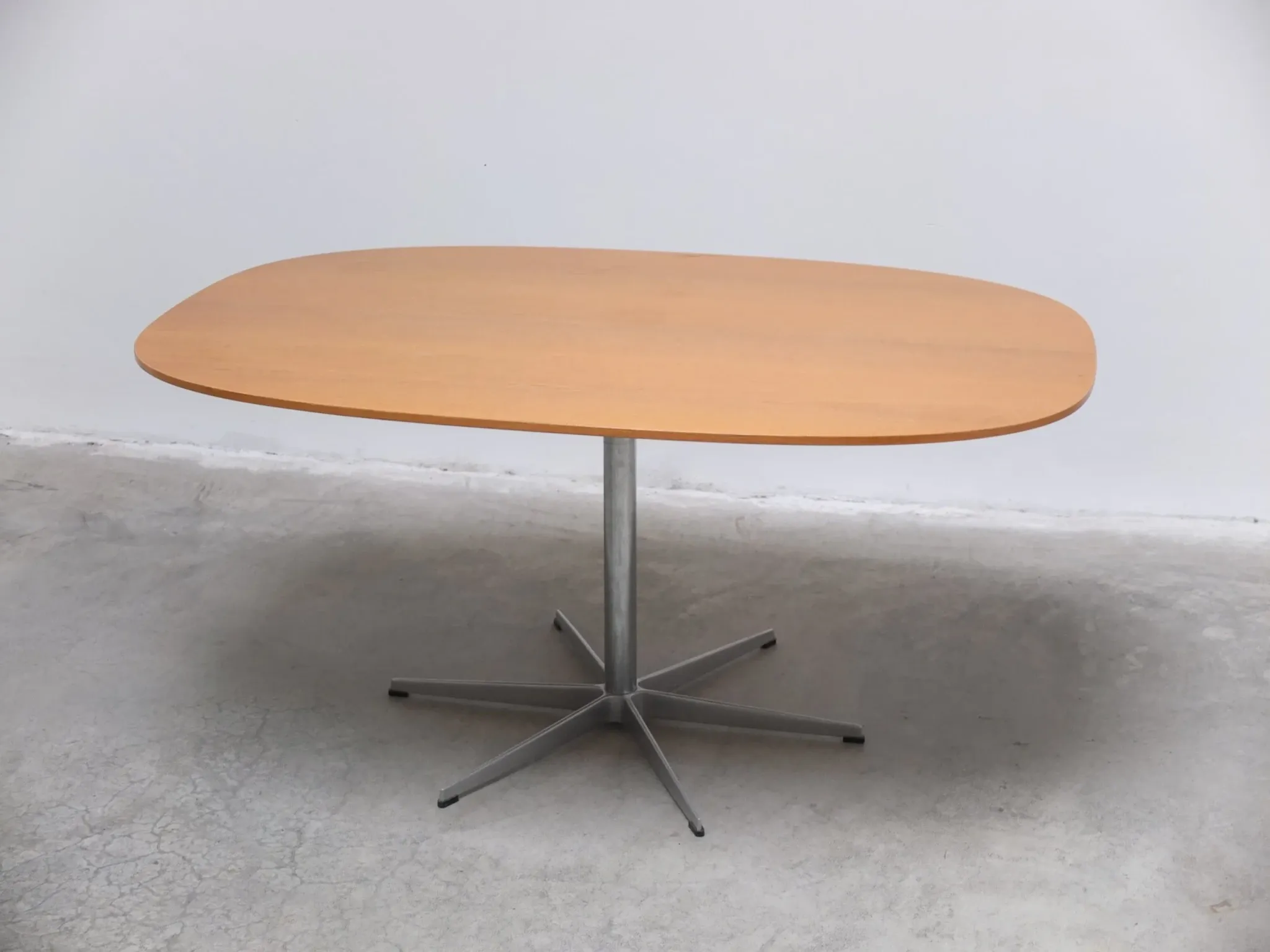 'Superellipse' pedestal table in oak by Arne Jacobsen for Fritz Hansen, 1981