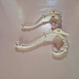 lot de 2 pateres en fonte vintage blanche, petits eclats de peinture année