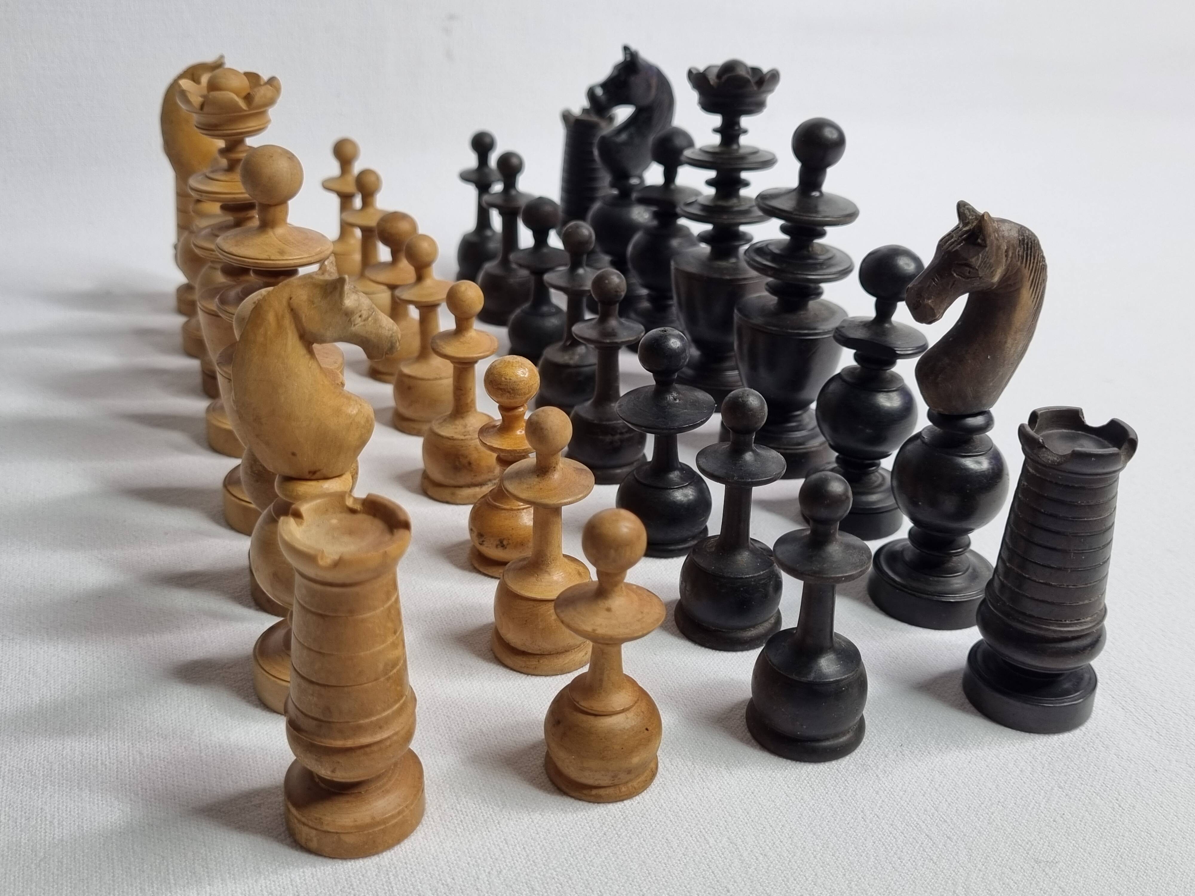 Vintage chess set, late 19th - early 20th century, in carved turned wood, 9 cm