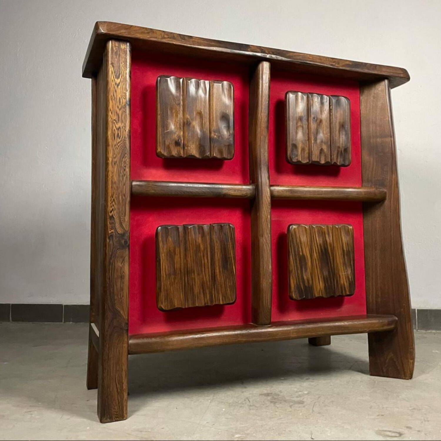 Cabinet de bar rétroéclairé brutaliste des années 70, en bois massif, style scandinave.