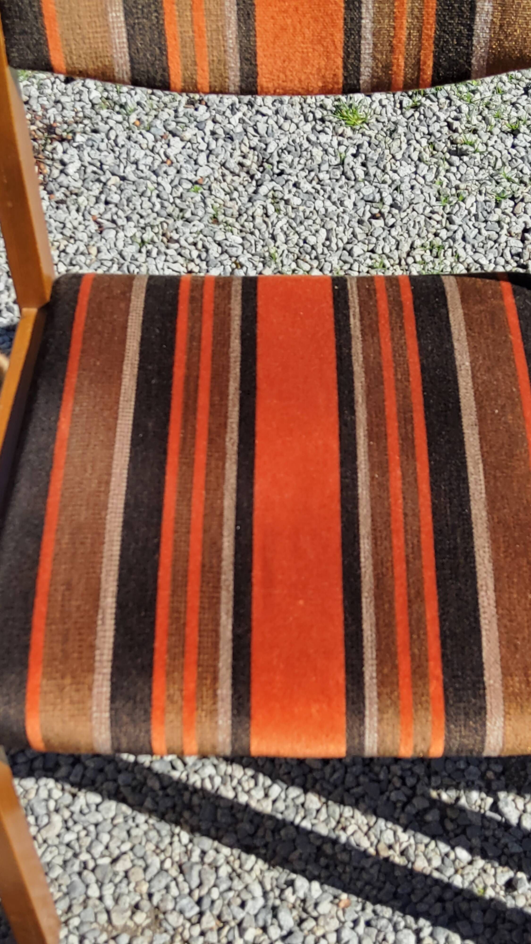 Set of 5 70s designer chairs in beech and orange and brown velvet Self éditeur