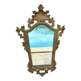 Miroir mural en bois sculpté et doré .