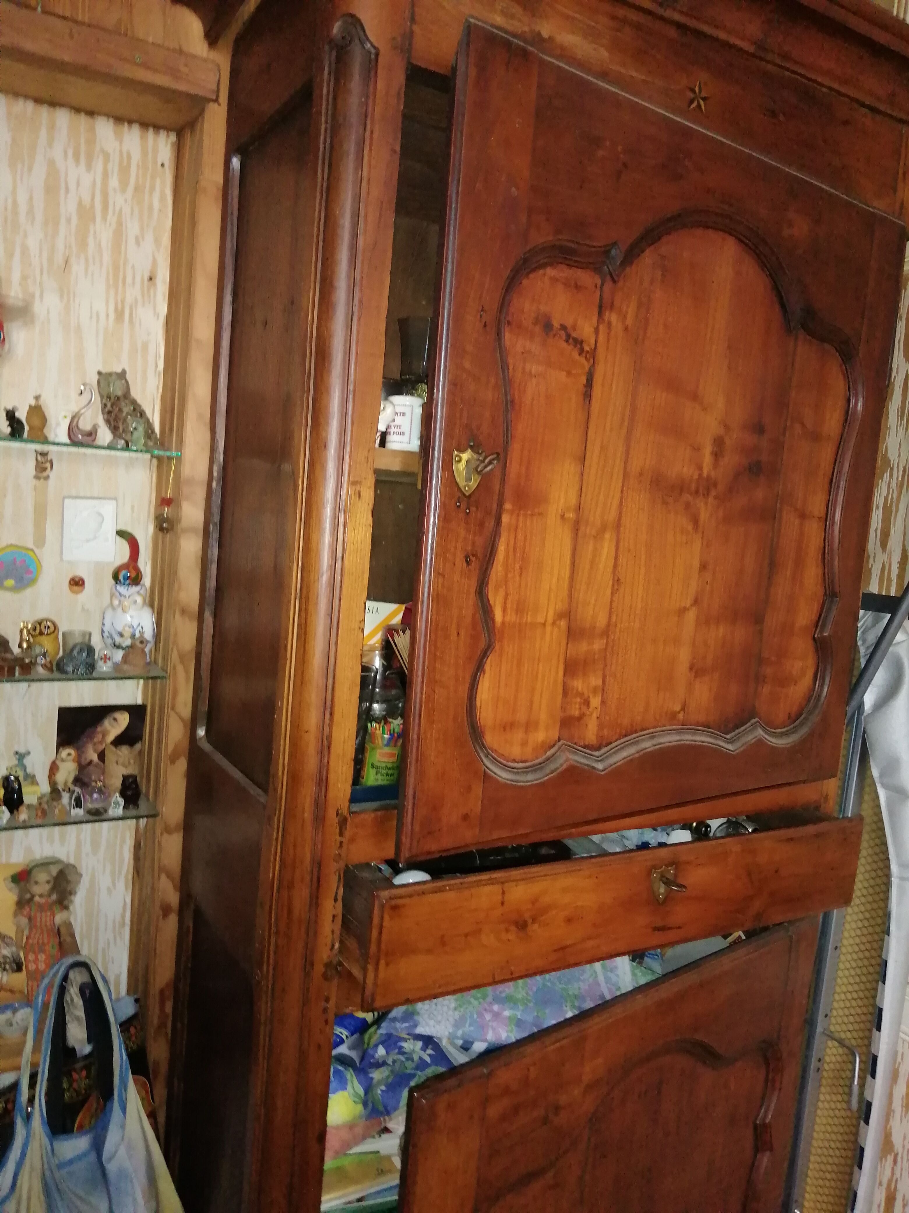 Homme Debout en Merisier Massif